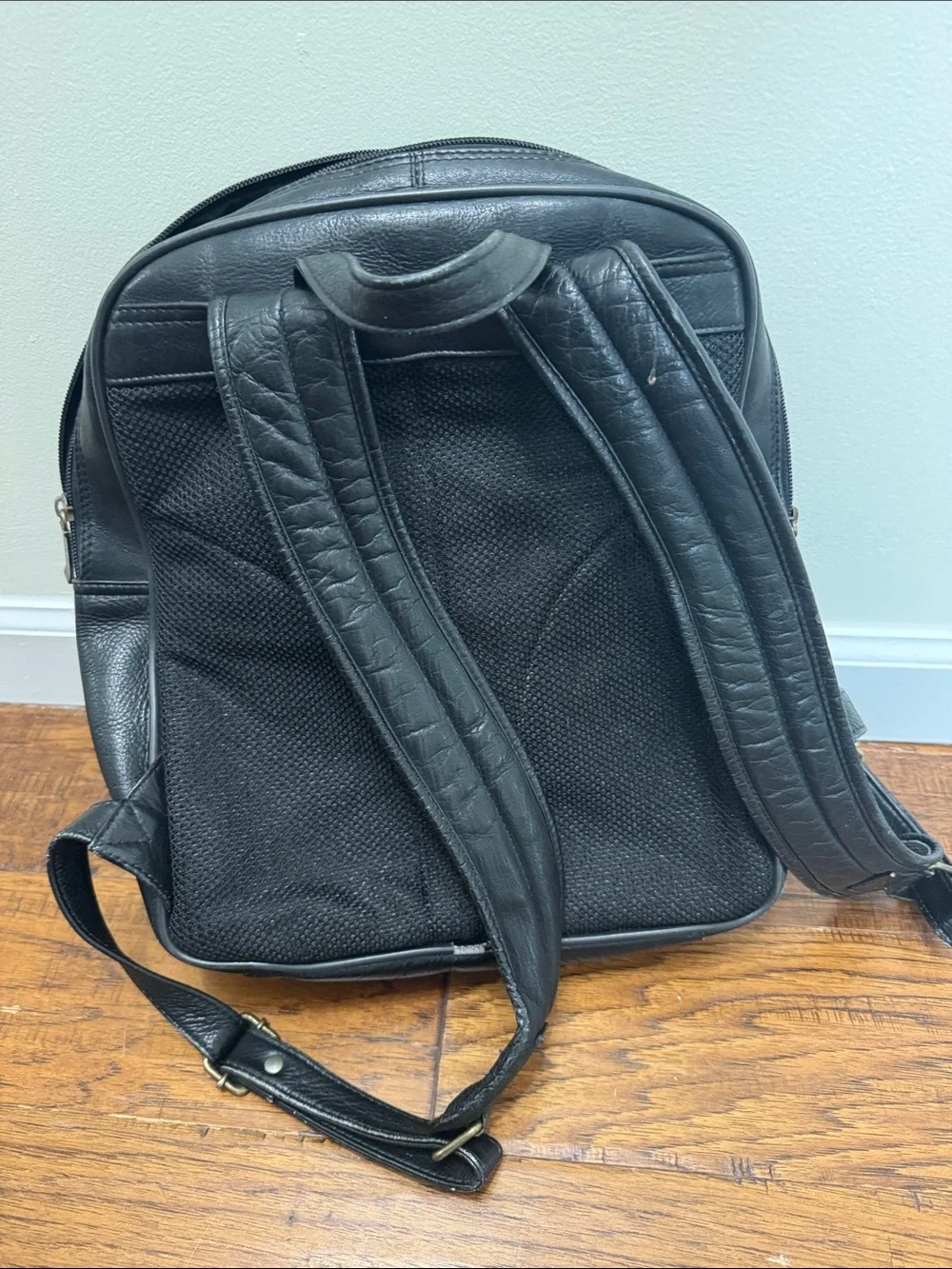 Men's Black Leather Backpack - Versatile Everyday Pack - Picture 4 of 4
